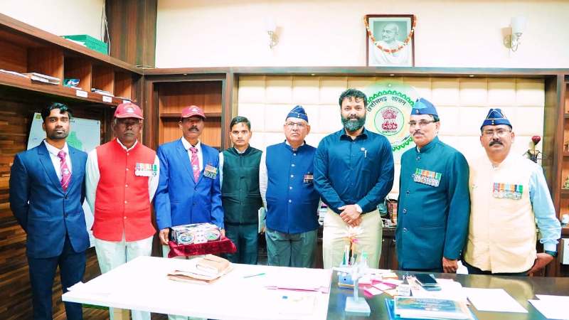 सशस्त्र सेना झंडा दिवस: जशपुर कलेक्टर रोहित व्यास को ले. कर्नल प्रभात कुमार ठाकुर ने लगाया लेपल पिन, नागरिकों से अधिक अंशदान की अपील