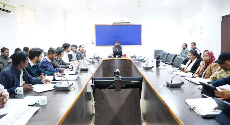 ग्रामीण विकास की रफ्तार बढ़ाने प्रशासन सक्रिय: कलेक्टर व्यास ने आंगनबाड़ी भर्ती, आवास निर्माण, आजीविका और स्वच्छता कार्यों की समीक्षा कर दिए आवश्यक निर्देश