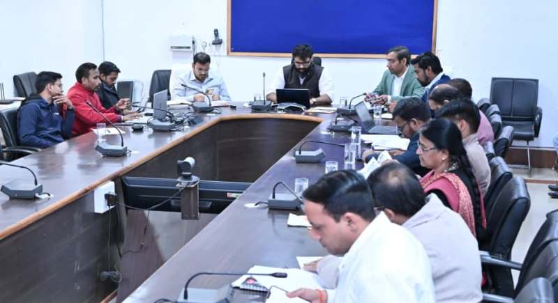 जशपुर प्रशासन एक्शन मोड में: भूमि अधिग्रहण मुआवजा, एसआईआर पुनरीक्षण, धान खरीदी और चेकपोस्ट निगरानी पर कलेक्टर व्यास ने दिए कड़े निर्देश