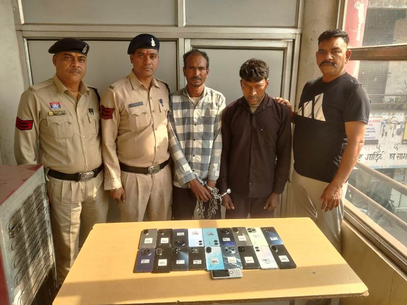 लाखों की मोबाइल चोरी का बड़ा खुलासा: उड़ीसा–महाराष्ट्र के दो अंतर्राज्यीय चोर गिरफ्तार, 3 लाख के 19 मोबाइल बरामद
