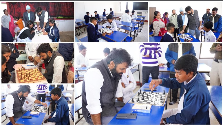 जशपुर में ‘चेकमेट एट जशपुर’ कार्यक्रम शुरू: कलेक्टर रोहित व्यास ने छात्रों संग शतरंज खेलकर बढ़ाई तर्कशक्ति व रणनीति क्षमता