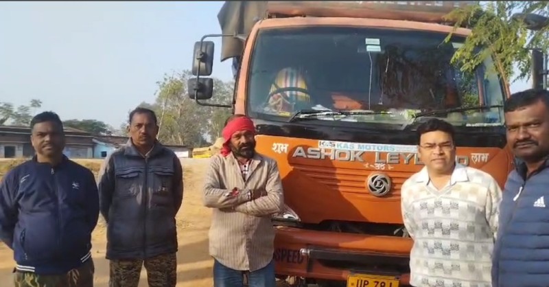 नशे के सौदागरों पर जशपुर पुलिस का एक्शन तूफान—अशोक लिलैंड ट्रक से 271 बोरी कच्चा तंबाकू जब्त, अवैध तस्करी का बड़ा खुलासा