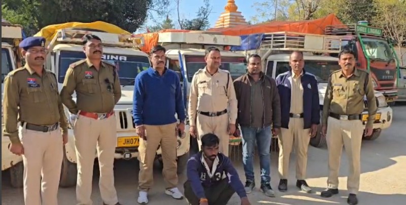 धान खरीदी सीजन में कोचियों की नाक में दम: जशपुर पुलिस ने रातभर के नाकेबंदी अभियान में 6 पिकअप से 380 बोरी अवैध धान पकड़ा, अब तक 20 वाहनों से 1084 क्विंटल धान जब्त