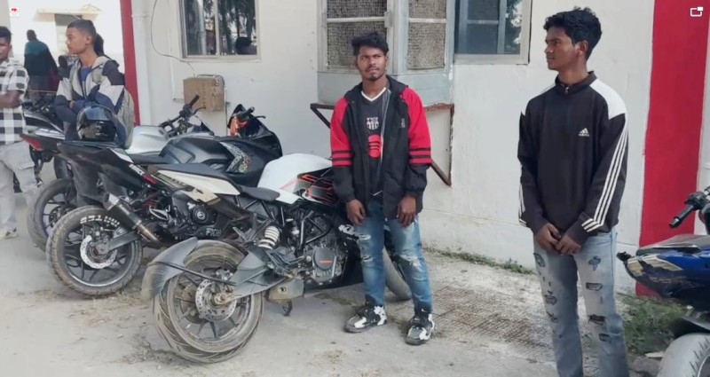 जशपुर पुलिस की कार्रवाई से नियम तोड़ने वालों में मचा हड़कंप : स्टंटबाज़ों पर जशपुर पुलिस का कहर ! अब सड़क नहीं है स्टंट का मैदान ! सड़क पर मचाया हड़कंप, मोडिफाइड साइलेंसर वालों को सिखाया सबक, ₹44 हजार से अधिक वसूला जुर्माना.