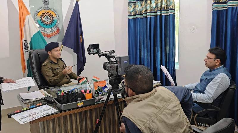 डिजिटल अपराध जागरूकता के लिए जशपुर पुलिस की अनोखी पहल : ‘खौफ’ शॉर्ट फिल्म का निर्माण जारी, एसएसपी जशपुर शशि मोहन सिंह ने बनाया साइबर फ्रॉड पर लघु फिल्म ‘खौफ – The Digital War’.