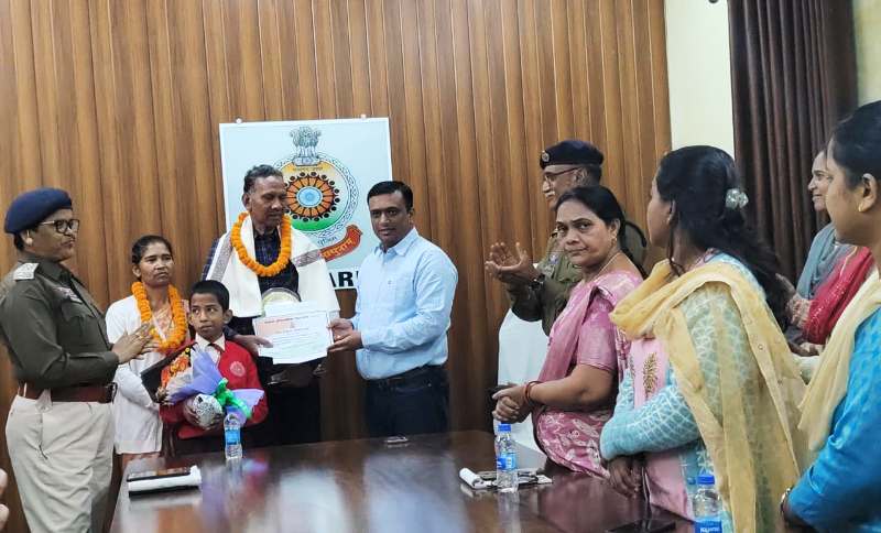 प्रधान आरक्षक के सेवानिवृत्ति पर जिला पुलिस में गरिमामय सेवा सम्मान कार्यक्रम : रायगढ़ पुलिस ने सेवानिवृत्त प्रधान आरक्षक बचन तिर्की को किया सम्मानित, सेवा समर्पण को सराहा.