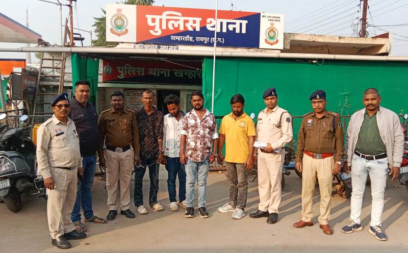 कचना फाटक लूटकांड : चाकू गले पर टिकाकर सोने की चैन लूटी ! रायपुर पुलिस ने चार लुटेरों को दबोचा, सोने की चैन और नगदी लूटने वाले चार आरोपी गिरफ्तार.