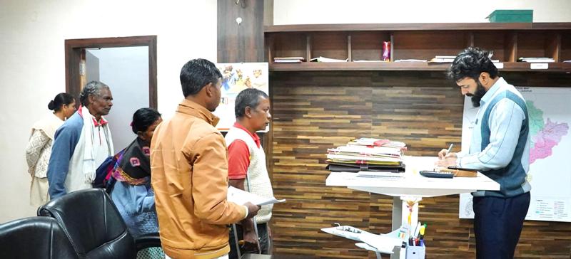 कलेक्टर रोहित व्यास ने जनदर्शन में सुनी आमजन की समस्याएँ, अधिकारियों को समयबद्ध एवं पारदर्शी निराकरण के दिए निर्देश