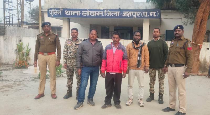 क्रेटा कार में आया ‘सोना गैंग’! पहले वीडियो कॉल पर दिखाया सोना, फिर 10 लाख मांगकर फरार होने की साजिश—जशपुर पुलिस ने घेराबंदी कर किया गिरफ्तार