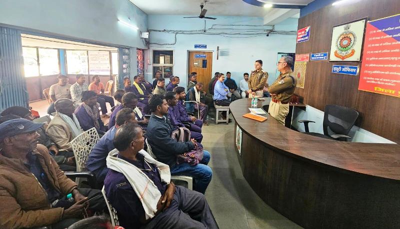 पुलिस-समाज सहयोग को मिला नया आयाम : कोतरारोड़ थाना में उत्कृष्ट कार्यकर्ताओं का सम्मान, पुलिस ने मजबूत सहयोग तंत्र पर दिया जोर, ग्राम कोटवारों और स्थानीय नागरिकों की हुई सराहना.