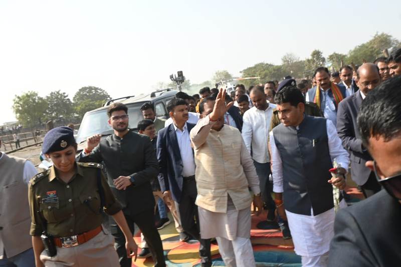 मुख्यमंत्री विष्णु देव साय का सुहेला हेलीपेड पर भव्य स्वागत, स्वास्थ्य मंत्री व जनप्रतिनिधियों ने किया स्वागत