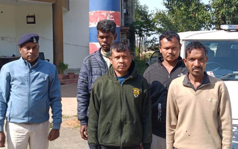 जंगल में मौत का करंट ट्रैप! जंगली सूअर के लिए बिछाई गई हाई-वोल्टेज तार ने ली ग्रामीण की जान, चार शिकारी गिरफ्तार—एक फरार