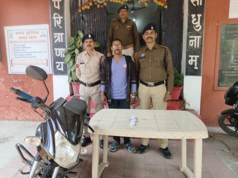 सतबहिनिया मंदिर बम्हनीडीह में हमला : धारदार चाकू से पेट और हाथ पर गंभीर चोट, आरोपी ने स्वीकारा जुर्म, पुलिस की त्वरित कार्रवाई से गिरफ्तारी