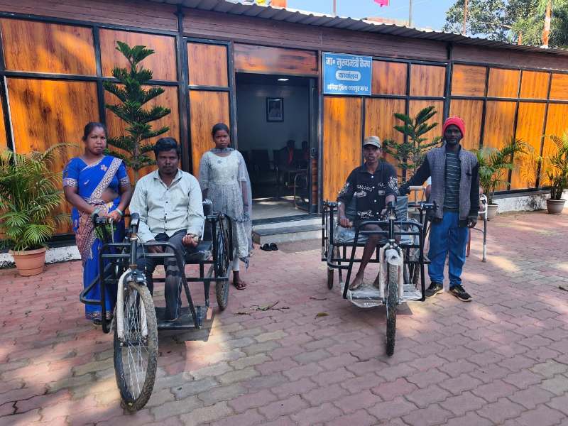 मुख्यमंत्री कैंप कार्यालय की मानवीय पहल: दिव्यांग नंदलाल और विनीत को मिली ट्राई सायकल, अब जीवन में आएगा आत्मनिर्भरता का नया परिवर्तन