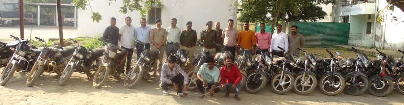 प्रोफेशनल बाइक चोर गिरोह पर पुलिस का शिकंजा कसाः इंजन-चेचिस नंबर मिटाकर बेचते थे मोटरसाइकिल, ₹10.80 लाख की वाहन संपत्ति बरामद
