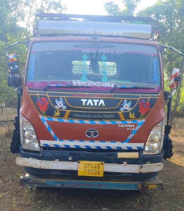 कलेक्टर का कड़ा निर्णय: 21 मवेशियों की क्रूर परिवहन में पकड़ा गया स्वराज माजदा ट्रक शासन के नाम किया गया