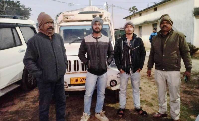 तड़के 5 बजे पुलिस ने दी दबिश ! फरार हो रही पिक-अप से 65 बोरी अवैध धान बरामद, कार्यवाही हेतु सौंपा जिला प्रशासन को.