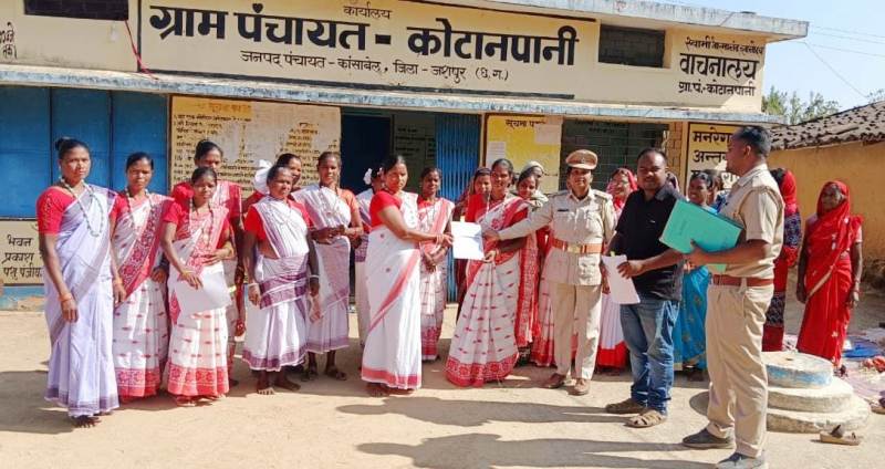 वन आधारित आजीविका को नया आधार: जशपुर में चार महिला स्व-सहायता समूहों को जस्क्राफ्ट निर्माण के लिए 10 लाख की निधि प्रदान