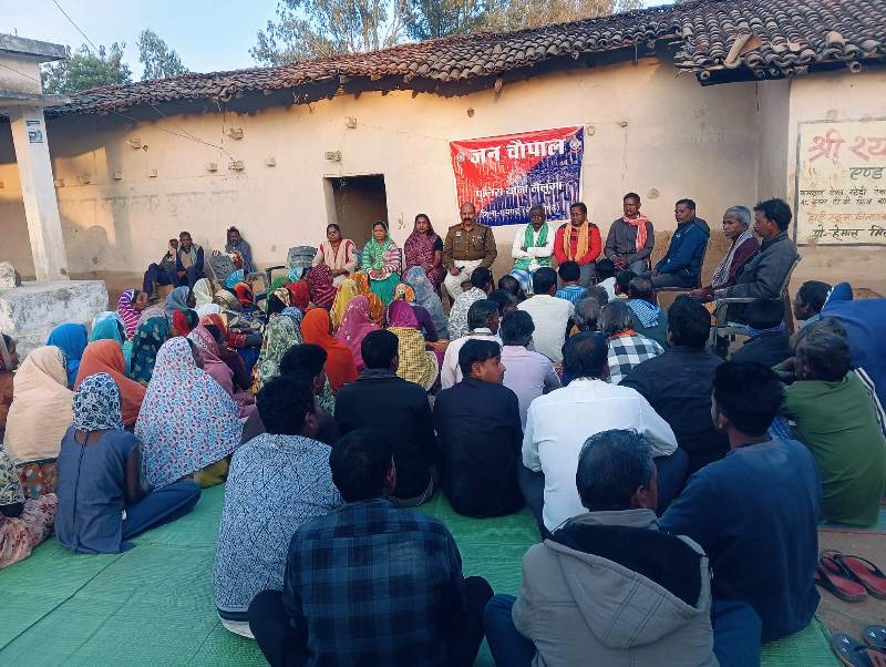 रूपडेगा में पुलिस ने सुनी जनता की आवाज: महिलाओं ने उठाए उत्पीड़न और सुरक्षा के मुद्दे, थाना प्रभारी ने कहा—“गांव को नशामुक्त बनाना प्राथमिकता”