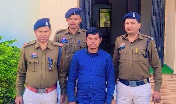पत्नी की हत्या कर फरार पति पकड़ा गया: उड़ीसा से लौटते ही पुलिस की घेराबंदी में आया अशोक रजक