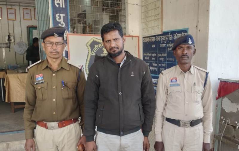 i20–ट्रेलर की NH में घातक भिड़ंत : पांच युवकों की मौत के बाद फरार आरोपी चालक आखिरकार पुलिस के हत्थे चढ़ा, मामला दर्ज—जशपुर पुलिस की बड़ी कार्रवाई