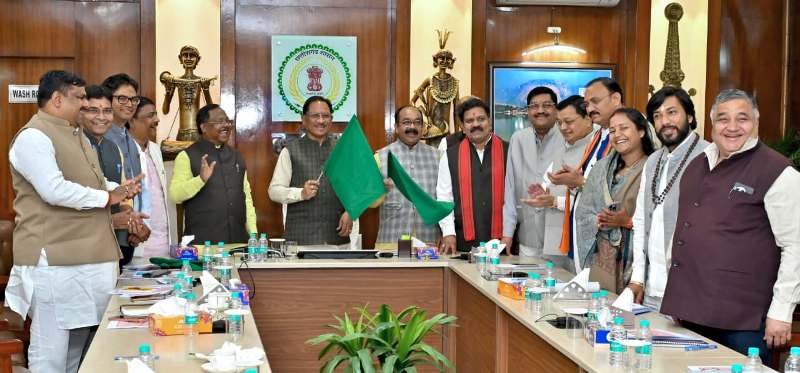 छत्तीसगढ़ के सुदूर अंचलों में परिवहन क्रांति: मुख्यमंत्री विष्णु देव साय ने ग्रामीण बस योजना के द्वितीय चरण का शुभारंभ किया, 10 जिलों के 180 गांव अब सीधे बस सेवा से जुड़े