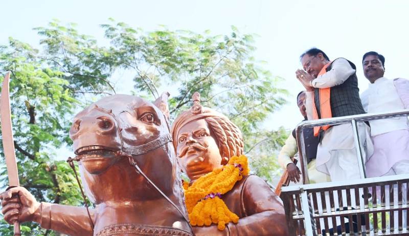 मुख्यमंत्री विष्णुदेव साय ने जयस्तंभ चौक में शहीद वीर नारायण सिंह को दी श्रद्धांजलि — त्याग, साहस और न्याय की विरासत को किया नमन