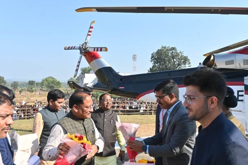 वीरभूमि सोनाखान में मुख्यमंत्री विष्णु देव साय का आत्मीय स्वागत: हेलीपेड पर कलेक्टर दीपक सोनी ने किया स्वागत, कई मंत्री और वरिष्ठ अधिकारी रहे उपस्थित