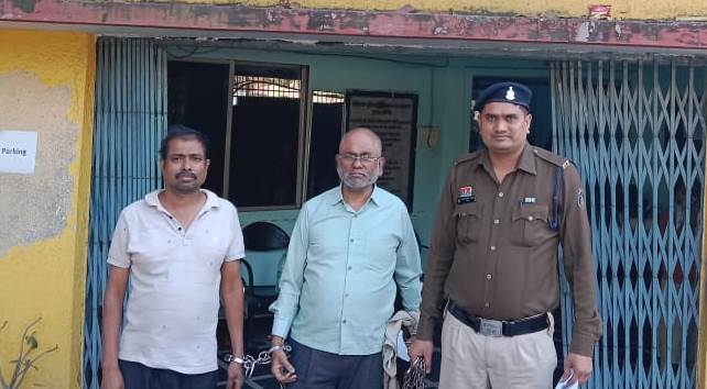 आबादी भूमि को अपना बताकर फर्जी दस्तावेज तैयार कर छत्तीसगढ़ ग्रामीण बैंक से लोन लेने वाले दो आरोपी गिरफ्तार; बैंक की शिकायत पर तेलीबांधा थाने में धोखाधड़ी का केस दर्ज, दो आरोपी अब भी फरार