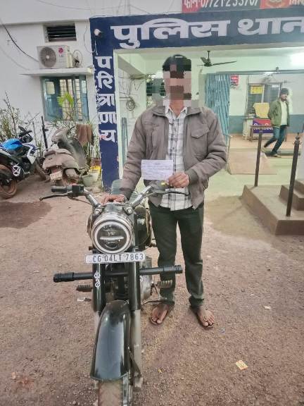 तेज रफ्तार और मॉडिफाई साइलेंसर का शौक युवक पर पड़ा महंगा; पुलिस ने मोटरसाइकिल जब्त कर न्यायालय ने लगाया 5,000 रुपये का जुर्माना