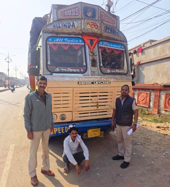 रात 2 बजे पुलिस का दबाव, 25 टन अवैध कबाड़ लेकर रायगढ़ में घुसने की कोशिश नाकाम ! ओडिशा से आया कबाड़ माफिया का ट्रक पकड़ाया—28 लाख के माल के साथ चालक गिरफ्तार.