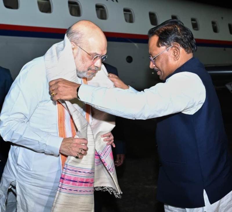 केंद्रीय गृह मंत्री का छत्तीसगढ़ आगमन : मुख्यमंत्री विष्णुदेव साय ने एयरपोर्ट पर गर्मजोशी से किया स्वागत