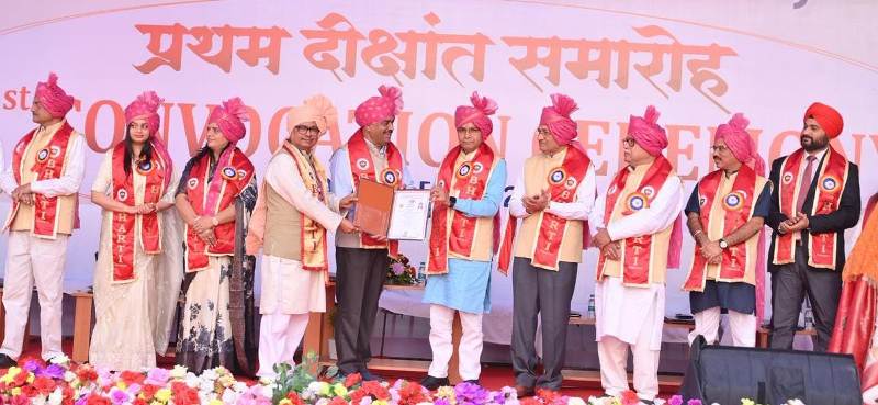 भारती विश्वविद्यालय दुर्ग का ऐतिहासिक प्रथम दीक्षांत समारोह सम्पन्न: 86 पीएचडी, 9 स्वर्ण पदक और 146 डिग्रियां प्रदान, मंत्री वर्मा बोले—ज्ञान का उपयोग समाज और देश के विकास में हो