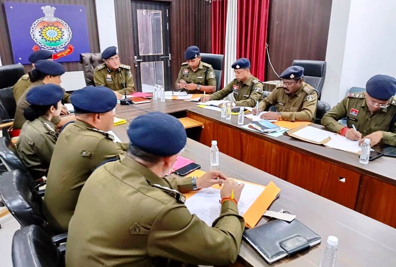 एसएसपी दुर्ग ने ली जिले भर के थाना प्रभारियों की क्राइम मीटिंग : दुर्ग पुलिस एक्शन मोड में, वर्षांत से पहले अपराधों के निपटारे पर फोकस, लंबित प्रकरणों के शीघ्र निराकरण के दिए सख्त निर्देश.