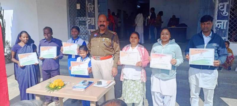 थाना लैलूंगा में ग्राम कोटवारों की अहम बैठक : नशाबंदी अभियान को लेकर पुलिस सक्रिय, कोटवारों को बताया गया अहम रोल, समाजसेवियों का किया गया सम्मान.