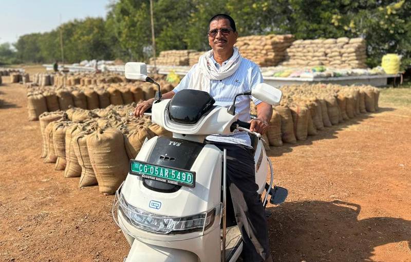 समर्थन मूल्य से समृद्धि तक: धमतरी के किसान हंसराज साहू की मेहनत और सरकारी योजनाओं ने बदली जिंदगी, ई-स्कूटी बनी आत्मनिर्भरता की पहचान