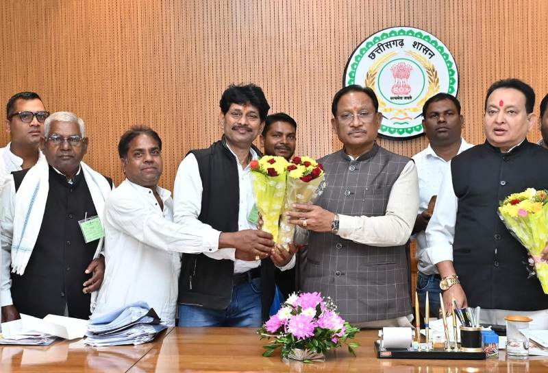 गुरुघासी दास बाबा के संदेशों को बताया प्रेरणादायी: मुख्यमंत्री साय से सतनाम पंथ पदाधिकारियों की शिष्टाचार मुलाकात