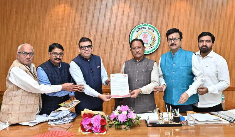 स्वदेशी और स्थानीय व्यापार को मिलेगा नया बल: CAIT प्रतिनिधिमंडल ने मुख्यमंत्री साय से भेंट कर स्वदेशी संकल्प यात्रा की रूपरेखा साझा की