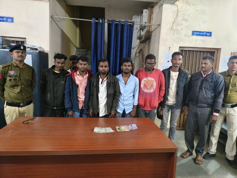 पुलिस की सख्त कार्रवाई: खुलेआम जुआ खेल रहे 8 आरोपी धराए, छत्तीसगढ़ जुआ प्रतिषेध अधिनियम के तहत मामला दर्ज