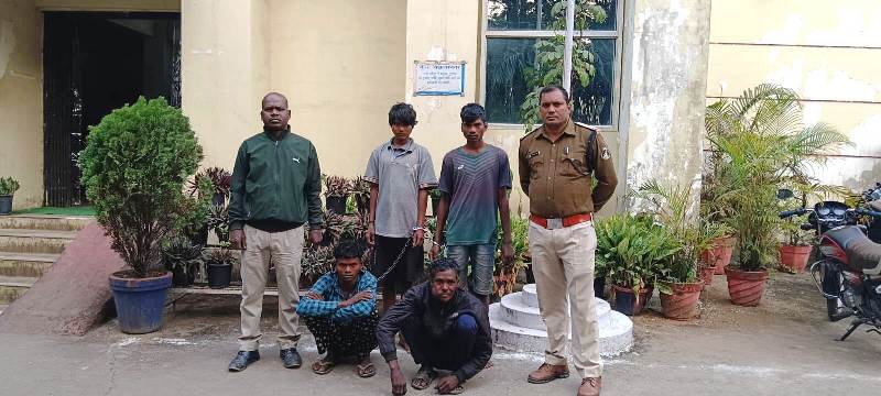 दो की मौत के बाद पुलिस ने किया बड़ा खुलासा : शिकार की खतरनाक साजिश उजागर, अवैध करंट बिछाकर कर रहे थे शिकार, करंट से दो मौतों के मामले में पांच आरोपी गिरफ्तार, भेजे गए न्यायिक रिमांड पर.