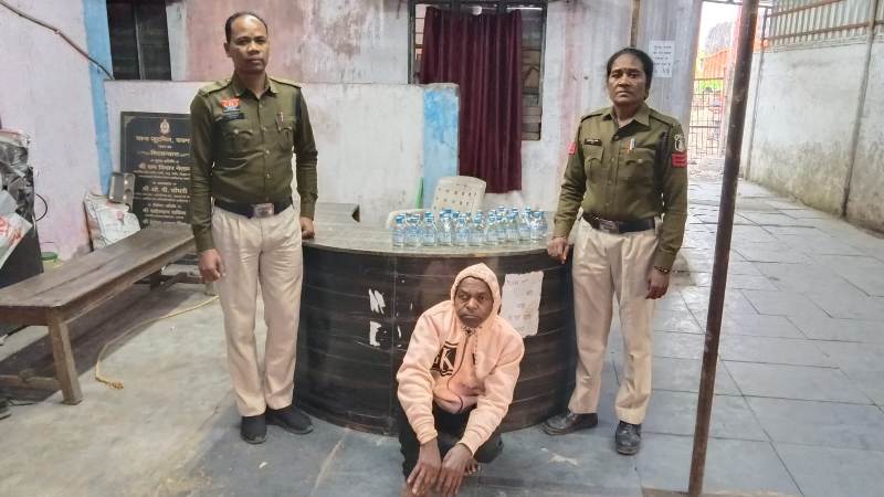 तरकेला में अवैध शराब कारोबार पर पुलिस की बड़ी चोट: 35 पाव मदिरा जब्त, आरोपी रंगेहाथ गिरफ्तार