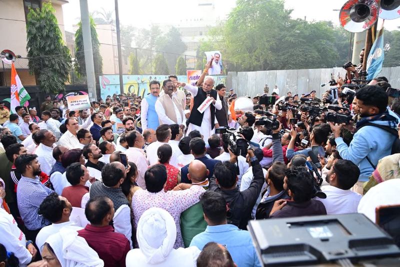 “सत्यमेव जयते” के नारे के साथ कांग्रेस का प्रदर्शन: नेशनल हेराल्ड मामले में अदालत के फैसले के बाद रायपुर में भाजपा कार्यालय घेराव