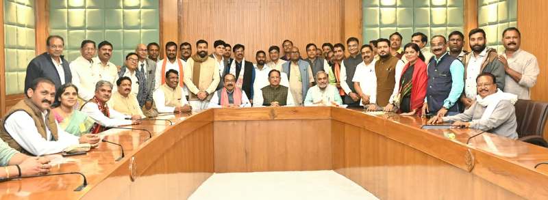 मुख्यमंत्री साय से साहू समाज की शिष्टाचार भेंट : विधानसभा भवन में उपमुख्यमंत्री अरुण साव के नेतृत्व में प्रतिनिधिमंडल ने की मुलाकात