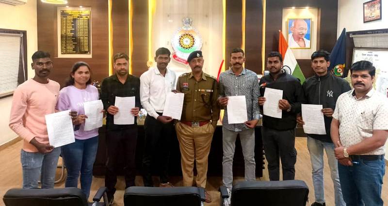 जांजगीर-चांपा पुलिस को मिले 8 नए आरक्षक, पुलिस अधीक्षक ने सौंपे नियुक्ति पत्र