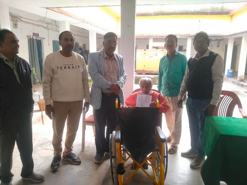 प्रशासन गांव की ओर: ठेठेटांगर सुशासन शिविर में दिव्यांग शिव सिन्हा को मिली व्हीलचेयर, वर्षों की परेशानी का हुआ समाधान