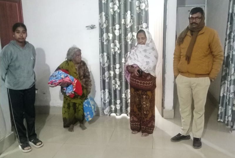 मानवता की मिसाल : डायल 112 बनी संवेदनशीलता की पहचान, सरगुजा पुलिस के डायल 112 कर्मचारियों ने ठिठुरती बुजुर्ग महिला को कंबल देकर पहुंचाया सुरक्षित सखी सेंटर