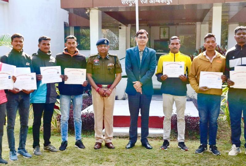 सरगुजा पुलिस बल को मिली नई ताकत : आईजी व एसएसपी ने सौंपे नियुक्ति आदेश, दस नव आरक्षकों की सरगुजा पुलिस में आमद, दस नव आरक्षकों ने संभाली जिम्मेदारी.