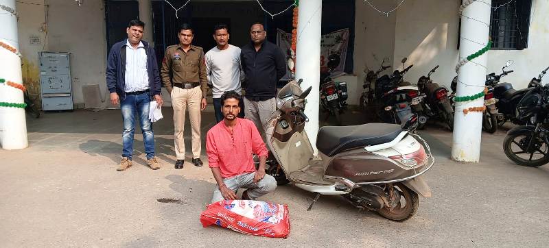 अवैध महुआ शराब तस्करी पर पुसौर पुलिस की बड़ी कार्रवाई : रायगढ़ में शराब माफिया पर शिकंजा, 30 लीटर शराब व स्कूटी जब्त, पुसौर पुलिस ने तस्करी के आरोपी को भेजा जेल