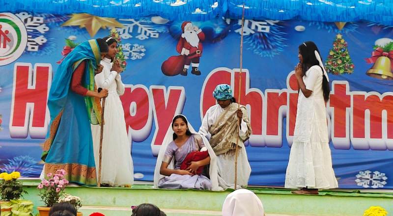क्रिसमस का भव्य आयोजन: डॉन बॉस्को इंग्लिश मीडियम व जनता हायर सेकेंडरी स्कूल का संयुक्त उत्सव, सांस्कृतिक कार्यक्रमों से गूंजा जुमइकेला परिसर