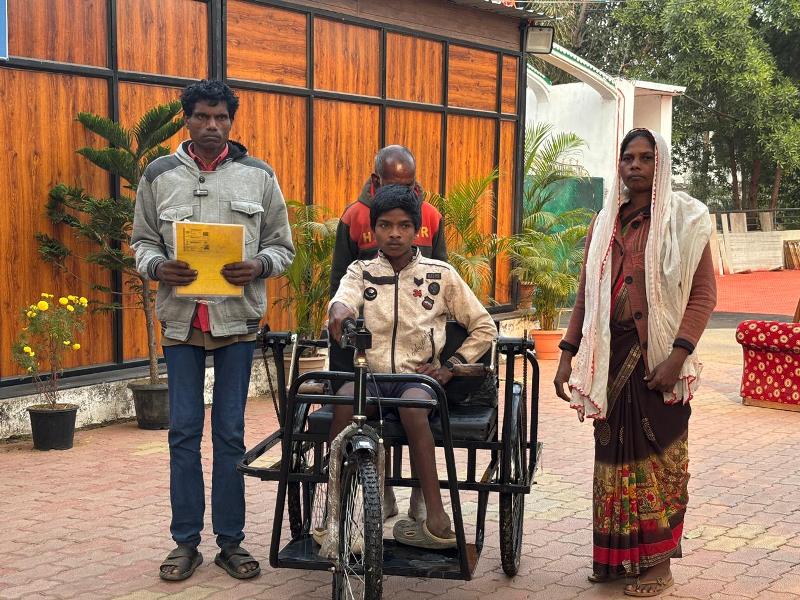 संवेदनशील सुशासन की मिसाल: मुख्यमंत्री विष्णुदेव साय के निर्देश पर दिव्यांग छात्र कुलदीप को मिली ट्राई सायकल, अब शिक्षा की राह होगी आसान